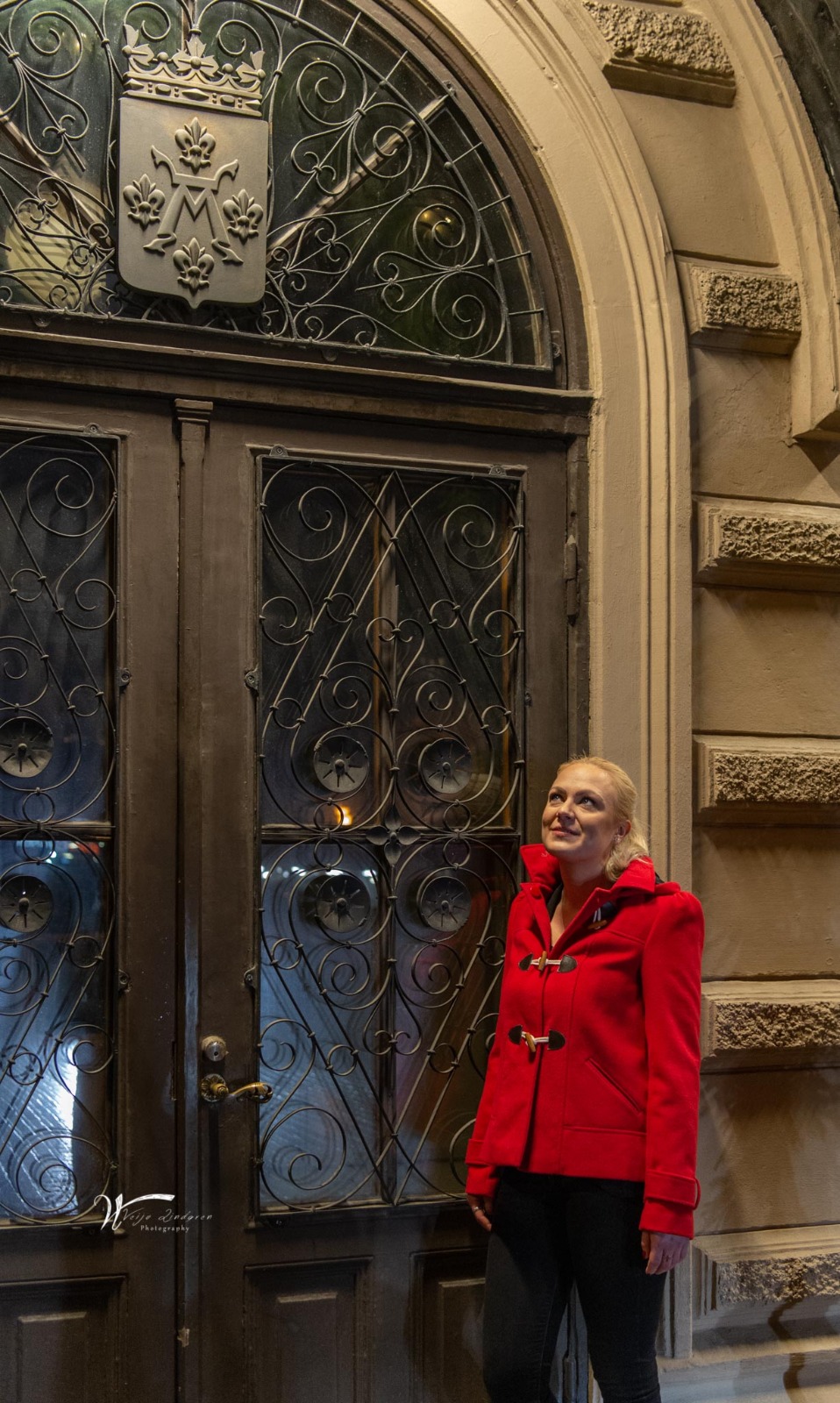 Taru Säteri Turun kaupungintalon ovilla