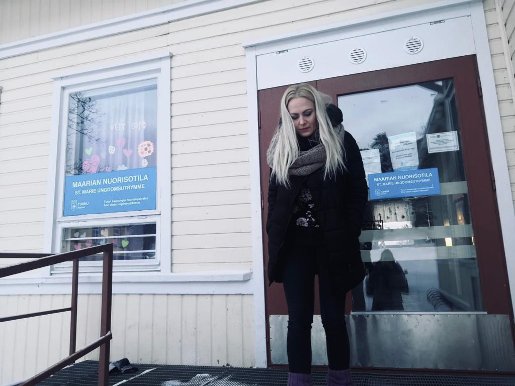 Taru Säteri Maarian nuorisotilan edessä