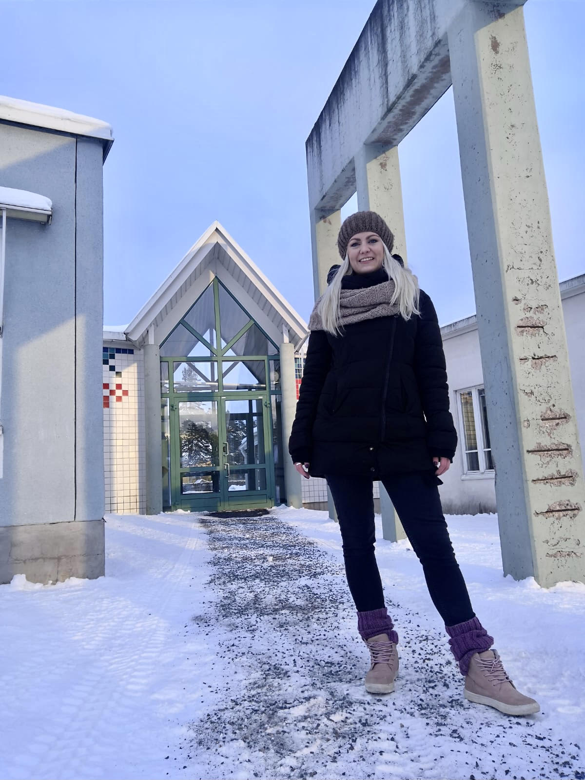 Taru Säteri Hannuniityn koulun edessä